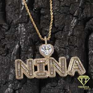 Collier pendentif de luxe en lettres NINA, cultivé en laboratoire, avec pierres étincelantes en forme de cœur au centre, design de nom serti de pierres, chaîne dorée - Product Image 3