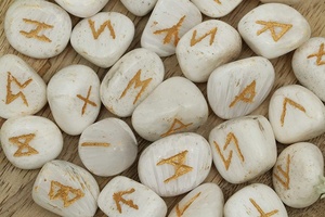 Ensemble de pierres naturelles en Agate blanche avec Rune gravé, tunique d'alphabet, lettrage beige, Rune Viking - Product Image 4