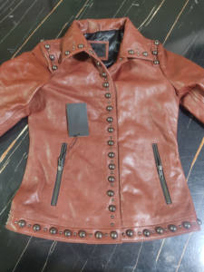 Nuevas Chaquetas de Mujer Estilo Universitario de Cuero de Oveja Genuino Premium Personalizadas, de Alta Calidad, Transpirables, Resistentes al Viento y Calefactables - Product Image 2