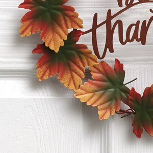 Belle couronne d'automne avec des feuilles d'érable colorées entourant une découpe métallique centrale avec l'inscription de la phrase « Soyez reconnaissants » - Product Image 5