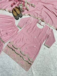 Robe de mariée traditionnelle indienne pakistanaise en soie rose brodée, longueur au sol, coupe classique, avec travail doré - Product Image 5