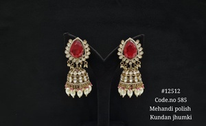Boucles d'oreilles pendantes Jhumki Kundan vertes 12512 en laiton plaqué or avec pierres doublettes taille poire style jade pour mariage, fête ou cadeau - Product Image 2