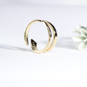 Bague en or jaune avec diamant de laboratoire géométrique abstrait, moderne, à plusieurs couches, à double sangle croisée, pavée de cristaux, alliance de mariage, bijoux fins - Product Image 2