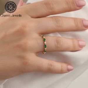 Bague Éternité Charm_Jewells en Or 18 carats avec Moissanite, Sertissage à Griffes, Coupe Coussin, Style Classique pour Femme, Certifiée IGI - Product Image 5