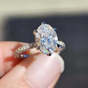 Anillo de Compromiso de Oro de 14K con Halo Oculto Ovalado de 4 CT y Diamantes en el Puente, Certificado por IGI - Product Image 1