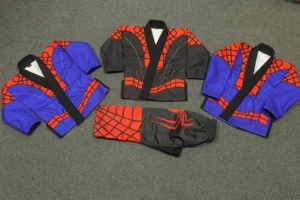 Kimono de Jiu-Jitsu Brésilien pour Adultes Style Spider-Man |   Uniforme d'arts martiaux BJJ personnalisé pour super-héros, pantalon assorti en polyester/coton - Product Image 3