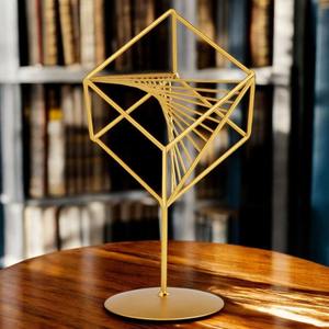 Elegante escultura geométrica de alambre dorado en forma de cubo, objeto decorativo para mesa, hogar, interior, oficina, escritorio y estantería, de la India. - Product Image 1