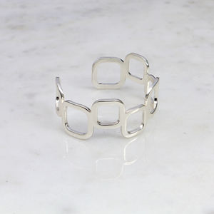 Bracelet manchette en laiton à maillons carrés géométriques - Jonc ouvert plaqué argent poli pour femme, bijou moderne et minimaliste - Product Image 4