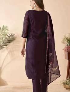 Conjunto de Kurta de diseñador con lentejuelas y bordados de Rayón Slub para mujer, ropa étnica de alta rentabilidad para compradores mayoristas, boutiques y venta en línea. - Product Image 2