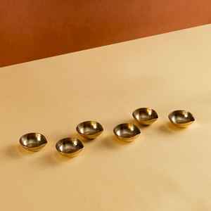 Lot de 6 Petites Diyas Industriels Modernes en Laiton Poli Style Artistique Bold Blossom, Diamètre 2 Pouces, Décoration de Mariage, Vente en Gros Inde - Product Image 2