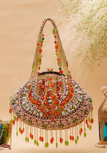 Sac de soirée élégant en forme de demi-lune avec perles, fermeture à cadre métallique et bandoulière pour fêtes et mariages - Product Image 2