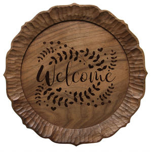 Plato Base Redondo de Madera Rústica con Diseño de Corona de Laurel Blanca y Frases 'Home Sweet Home' para Decoración de Mesa de Boda y Eventos - Product Image 5