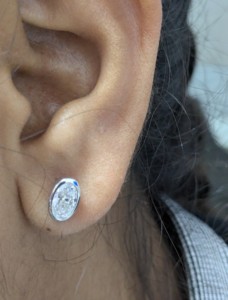 Boucles d'oreilles clous Lurba Jewels en or blanc 14 carats massif, serties de moissanite ovale 2 carats, style vintage chrétien, pour fiançailles, fêtes et mariages - Product Image 5