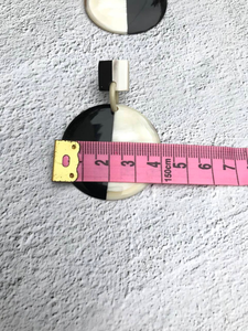 Modernos Pendientes Colgantes de Cuerno de Búfalo Hechos a Mano, Ecológicos, con Forma Personalizable, para Mujer, Ideales para Bodas y Empresas - Product Image 3