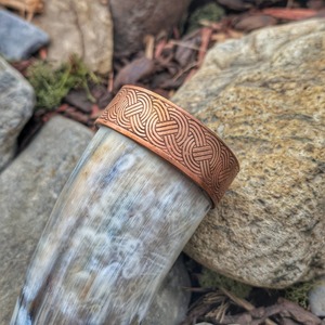 Corne à boire viking gravée sur mesure, verres à bière en corne naturelle faits à la main - Product Image 1