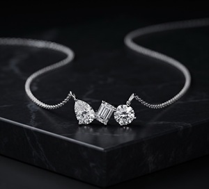 Zeitloser 18K Gold Triana Askew Anhänger mit Labor- und Naturdiamanten, Schmuckgeschenk für Jubiläen und Alltag. - Product Image 1