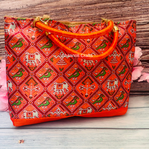 Bolsos de Mano y Clutches de Seda Patola Hechos a Mano con Diseño Moderno para Mujer, Accesorios para Bodas - Product Image 5