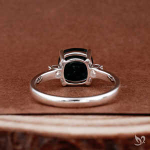 Bague de fiançailles en or blanc avec émeraude verte impériale et trois pierres, 2,10 carats, émeraude cultivée en laboratoire - Product Image 2