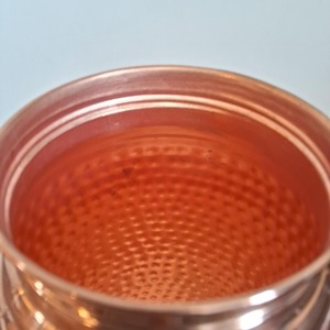 Bouteille d'eau en cuivre authentique faite à la main, texture martelée, avec fermeture à vis sécurisée, joint en caoutchouc, ouverture large et portable. - Product Image 5