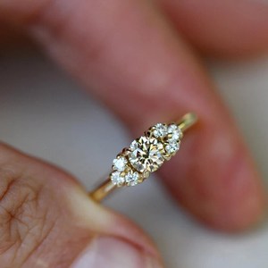 แหวนเพชรทรงกลมสวยงาม 1.01 กะรัต ดีไซน์ลายดอกไม้ ทองคำแท้ 14K พร้อมใบรับรอง IGI เพชรเพาะเลี้ยงในห้องปฏิบัติการ เหมาะสำหรับเป็นของขวัญขอแต่งงานสำหรับเธอ - Product Image 2