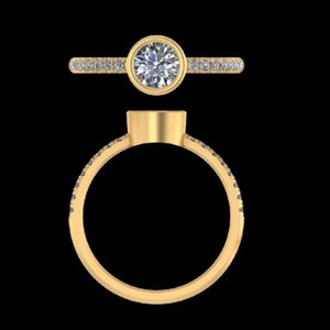 แหวนหมั้นทรงกลมประดับเพชรแบบเบเซล พร้อมแหวนแต่งงานลายเชฟรอนโค้งประดับเพชรแบบปาเว่ ตัวเรือนทองคำสีเหลือง ชุดเครื่องประดับเจ้าสาวชั้นดี - Product Image 3