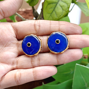Boucles d'oreilles minimalistes en jade bleu avec incrustation de zirconiums noirs, forme ronde, texture plaquée or 18 carats, monture collet, paires de boucles d'oreilles pour femmes. - Product Image 3