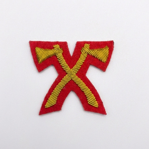 Parche de blazer bordado a mano con hacha cruzada y distintivo de oro en fieltro rojo, para habilidad en las armas. - Product Image 1