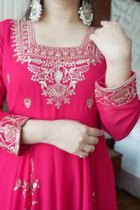 Vestido de georgette sintético con bordado de diseñador y pantalón, y dupatta de georgette sintético, completamente cosido, listo para usar. - Product Image 3