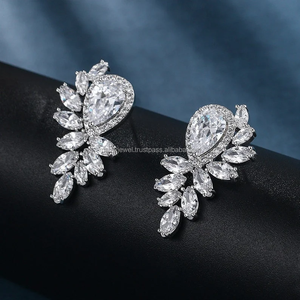 Pendiente de diseño elegante con diamantes redondos de moissanita de calidad VVS hechos de plata 925 con joyería fina de tendencia chapada en oro - Product Image 1