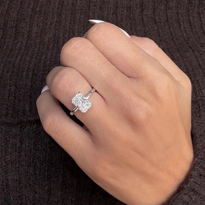 Bague de fiançailles solitaire en diamant de laboratoire taille radiant 2 carats, halo caché, or blanc 14 carats, certifiée IGI E-VVS2 - Product Image 1