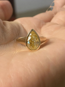 Anillo de diamante en forma de pera amarillo de lujo en oro amarillo macizo con engaste moderno y diseño elegante de solitario, y regalo para ella. - Product Image 1