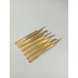 Pince à épiler professionnelle de précision en acier inoxydable courbée avec pointe lisse, fabriquée au Pakistan pour la création de bouquets de cils volumineux - Product Image 1