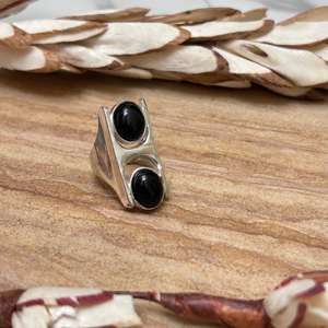 Bague Statement Bohème en Onyx, Bague Tribale en Laiton pour Femme, Finition Plaqué Argent, Double Pierre, Design Ethnique, Vente en Gros - Product Image 1