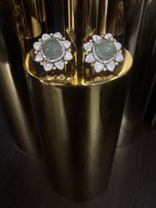 Boucles d'oreilles clous de luxe Amaira Jewels en argent plaqué or avec centre en jade, style classique pour femme, usage quotidien et ethnique, inspiration Rajasthan - Product Image 1