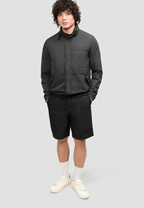 Chaqueta cortavientos de nailon negro para hombre con logotipo personalizado de alta calidad, ligera, impermeable, de tela softshell. - Product Image 3