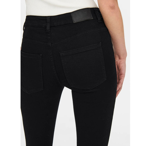 Vaqueros ajustados de algodón negro elegantes y casuales para mujer, pantalones de mezclilla elásticos con efecto rasgado y estampado de logo en la cintura - Product Image 5