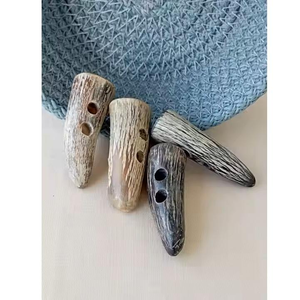 Botones de Plástico Personalizados de Resina con Forma de Cuerno, de 2 Agujeros, Negros y Blancos, para Abrigos, Chaquetas y Cortavientos - Product Image 4