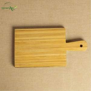 Planche à découper carrée en bois avec poignée - Écologique, durable, non toxique, passe au lave-vaisselle - Product Image 4
