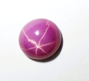 Rubis étoilé rond 9x9 mm 5 carats, cabochon poli créé en laboratoire avec effet étoile à 6 branches pour la fabrication de bijoux - Product Image 3