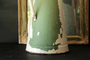 Jarra de riego de estilo vintage con plantas verdes y blancas, ideal para decoración de sala de estar, estantes decorativos, mesas o terrarios. - Product Image 3