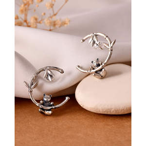 Aretes Colgantes de Plata con Diseño de Panda de Meera Jaipur, de la India - Product Image 4