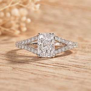 Bague de fiançailles en diamant taille radiant pour femme, avec bande pavée à double sangle, bijoux de luxe raffinés - Product Image 1