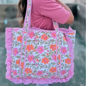 Bolsa de Mano Acolchada de Algodón Hecha a Mano, con Estampado Floral, Reversible, Personalizada, Grande, con Volantes - Product Image 1