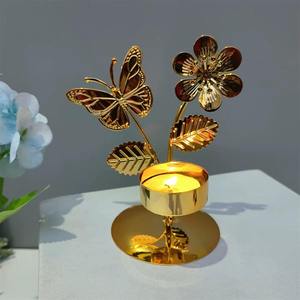 Magnifique bougeoir floral en métal, éclatant d'une lueur paisible, pour une ambiance intemporelle et sereine chaque soir – un article de décoration intérieure très prisé. - Product Image 1