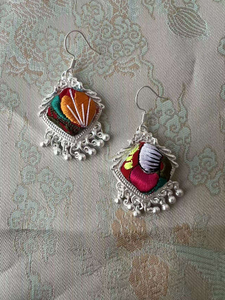 Pendientes Redondos de Plata Vintage con Bordado Miao Hecho a Mano, Estilo Boho Étnico, con Cuentas y Diseño de Rombo, para Mujer, con Artesanía ICH - Product Image 5