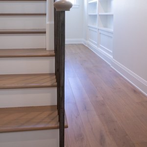Engineered White Oak Flooring 5/8 in X 7.5 in Wire Brushed Oak Beige Plank T and G 2 Layer - Product Image 5