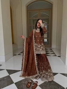 Robe Anarkali en soie brodée marron pour femme, style traditionnel indien pakistanais, longueur ras du sol, tenue de mariage, coupe classique - Product Image 3