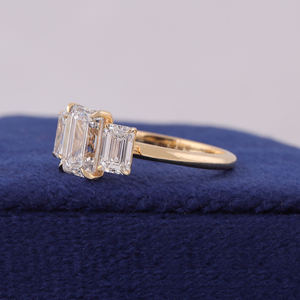 แหวนหมั้นเพชรทรงเอเมอรัลด์คัท เพชรเลี้ยงในห้องปฏิบัติการ ทองคำขาว 14k ประดับเพชรสามเม็ด - Product Image 3