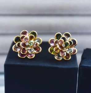 Pendientes de Flor en Capas con Mandala Floral 3D en Oro de 18K, Turmalina Multicolor Natural y Diamantes con Gemas en Corte Pera - Product Image 1