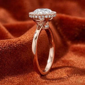 แหวนหมั้นเพชรโมอิสซาไนต์ทรงกลม 14K โรสโกลด์ ประดับเพชรแบบพาเว่ แหวนแต่งงานสุดหรู ของขวัญสำหรับเจ้าสาว - Product Image 2